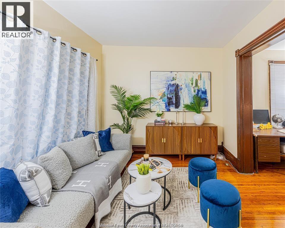 4-bedroom Single Family at 576 Janette, Windsor — photograph 3