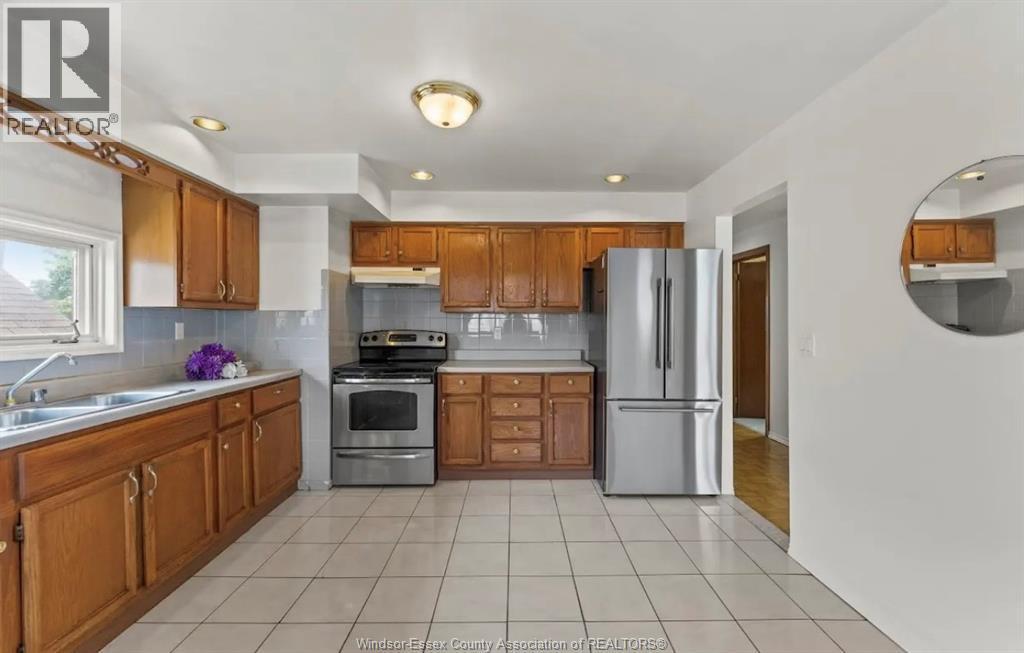 3-bedroom Single Family at 1637 Drouillard #Upper, Windsor — photograph 2