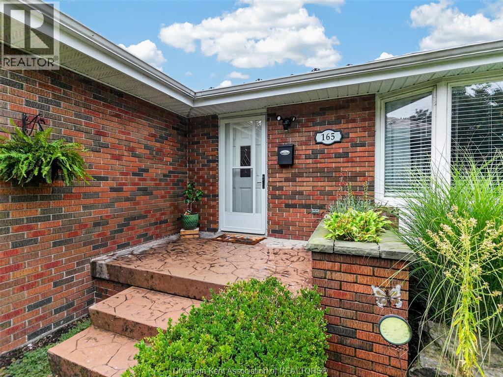 3-bedroom Single Family at 165 Lancefield Place, Chatham — photograph 3