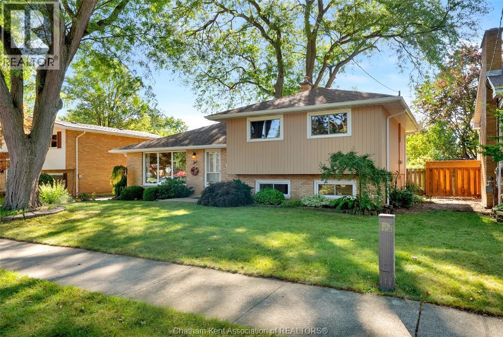 3-bedroom Single Family at 6 MacMillan Crescent, Chatham — primary photograph