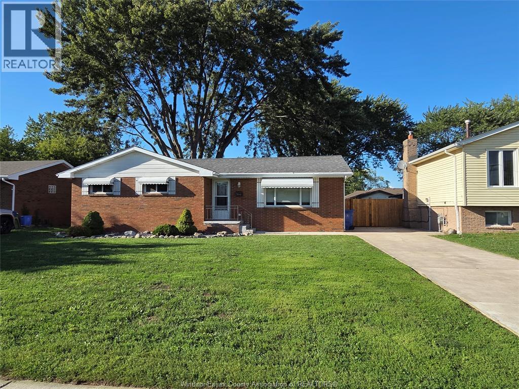 Single Family — 399 St. Peter Street, Lakeshore, Ontario