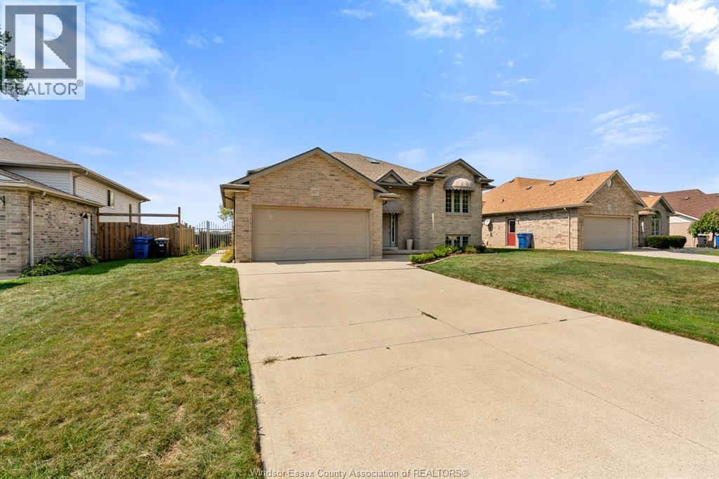 5-bedroom Single Family at 837 Cottage Grove, Kingsville — photograph 2