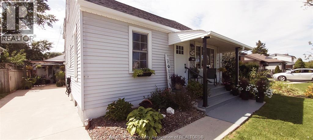 3-bedroom Single Family at 1047 Esdras Avenue, Windsor — photograph 3