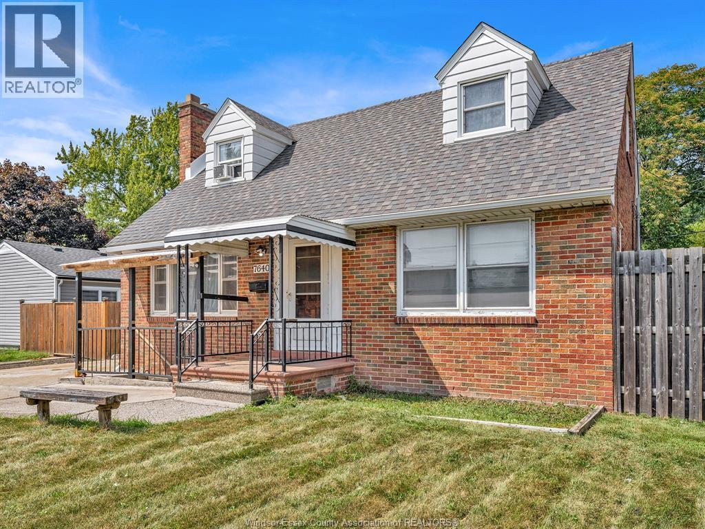 5-bedroom Single Family at 7640 Wyandotte Street, Windsor — photograph 2