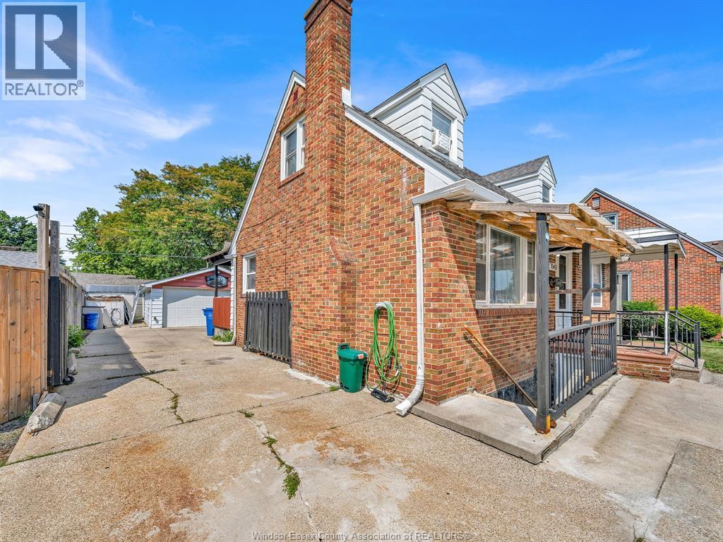 5-bedroom Single Family at 7640 Wyandotte Street, Windsor — photograph 3
