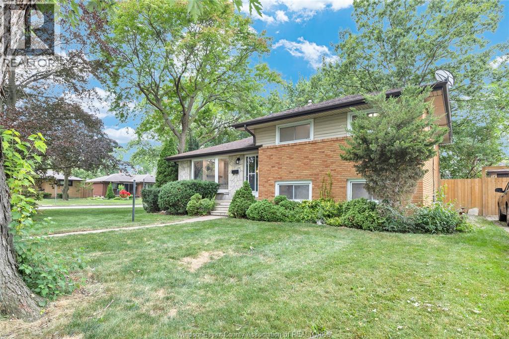 4-bedroom Single Family at 465 Greendale Drive, Windsor — photograph 2