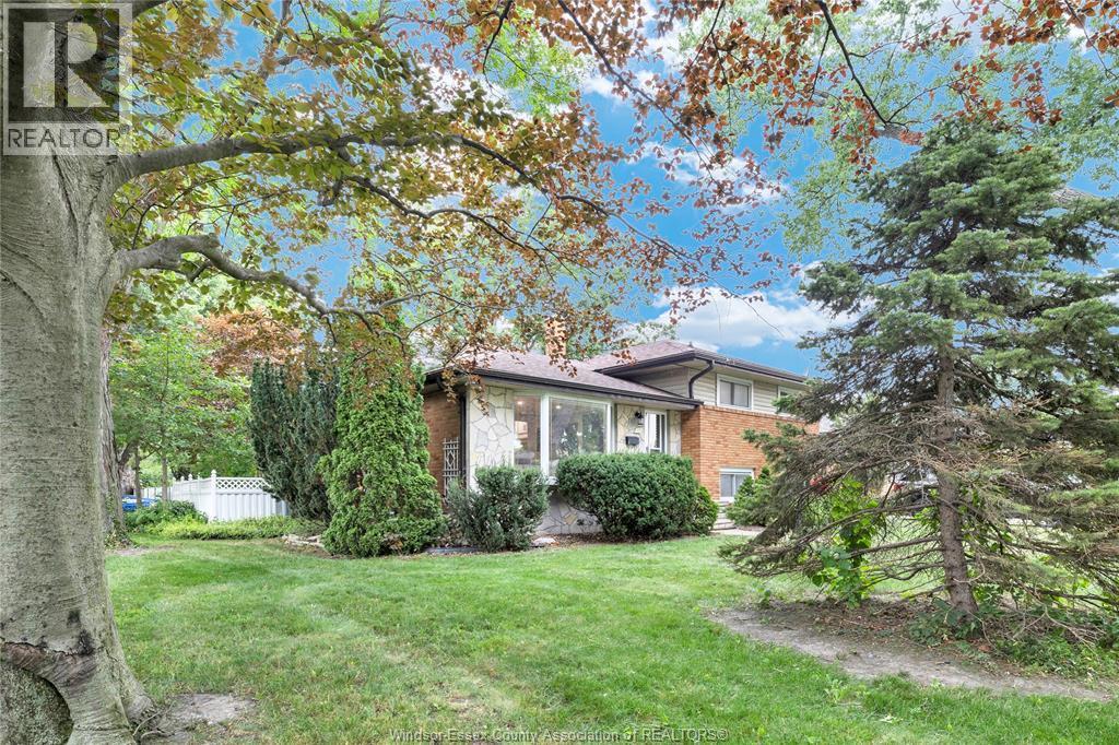 4-bedroom Single Family at 465 Greendale Drive, Windsor — photograph 3