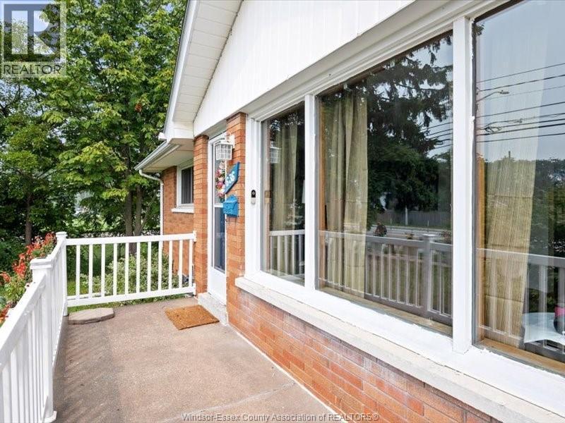 4-bedroom Single Family at 636 Cabana, Windsor — photograph 2