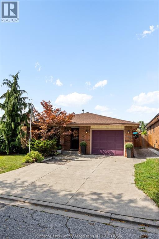 5-bedroom Single Family at 2841 Garvey Crescent, Windsor — photograph 2