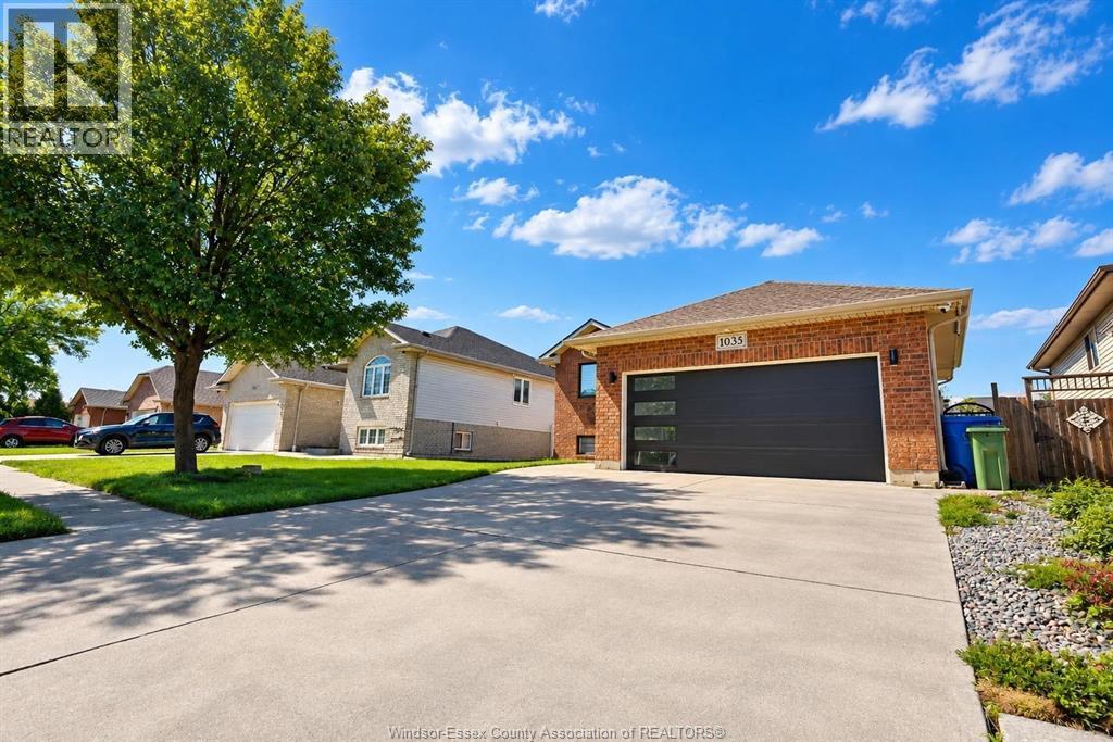 4-bedroom Single Family at 1035 Treverton Crescent, Windsor — photograph 2