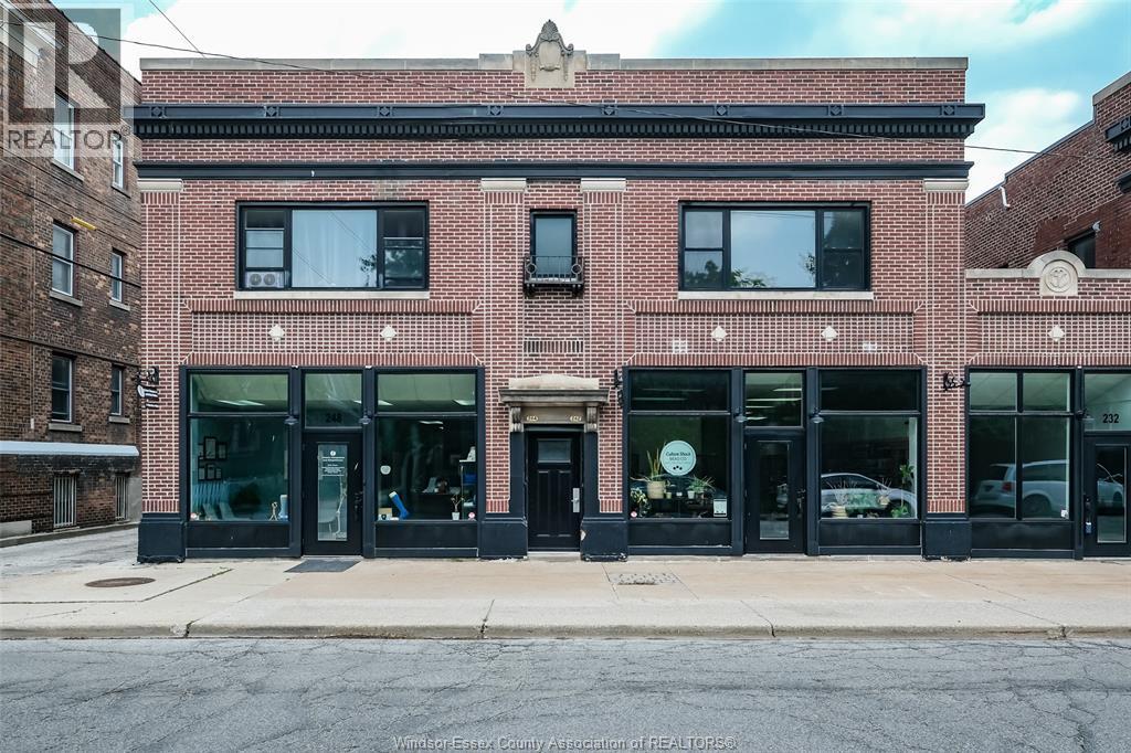 3-bedroom Single Family at 220 Erie Street, Windsor — primary photograph