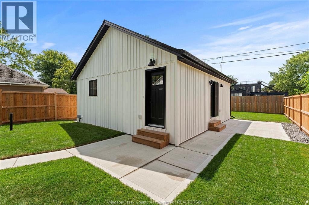 2-bedroom Single Family at 557 Elinor Street, Windsor — primary photograph