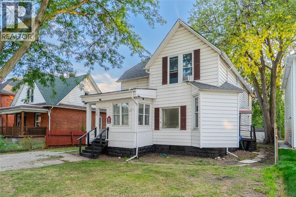 7-bedroom Single Family at 523 Caron Avenue, Windsor — primary photograph