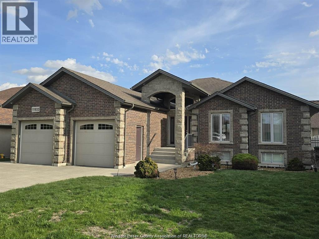 4-bedroom Single Family at 11933 Maisonneuve Street, Tecumseh — photograph 2