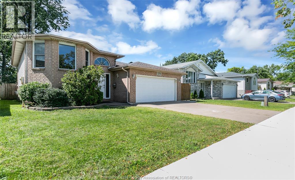 5-bedroom Single Family at 3291 Conservation Drive, Windsor — photograph 3