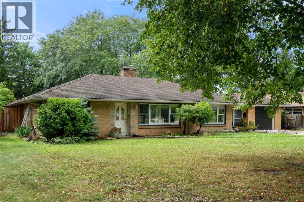 3-bedroom Single Family at 2725 Buckingham Drive, Windsor — photograph 2
