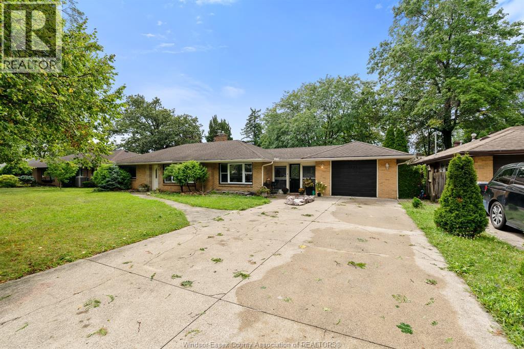 3-bedroom Single Family at 2725 Buckingham Drive, Windsor — primary photograph
