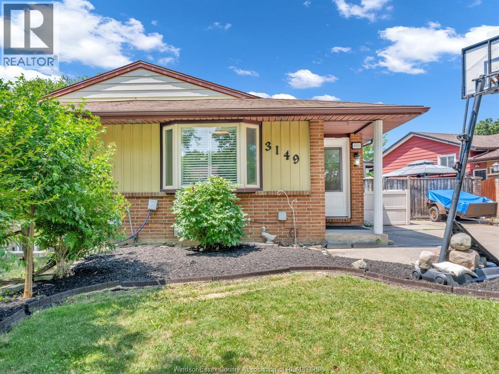 4-bedroom Single Family at 3149 Elmwood Crescent, Windsor — primary photograph