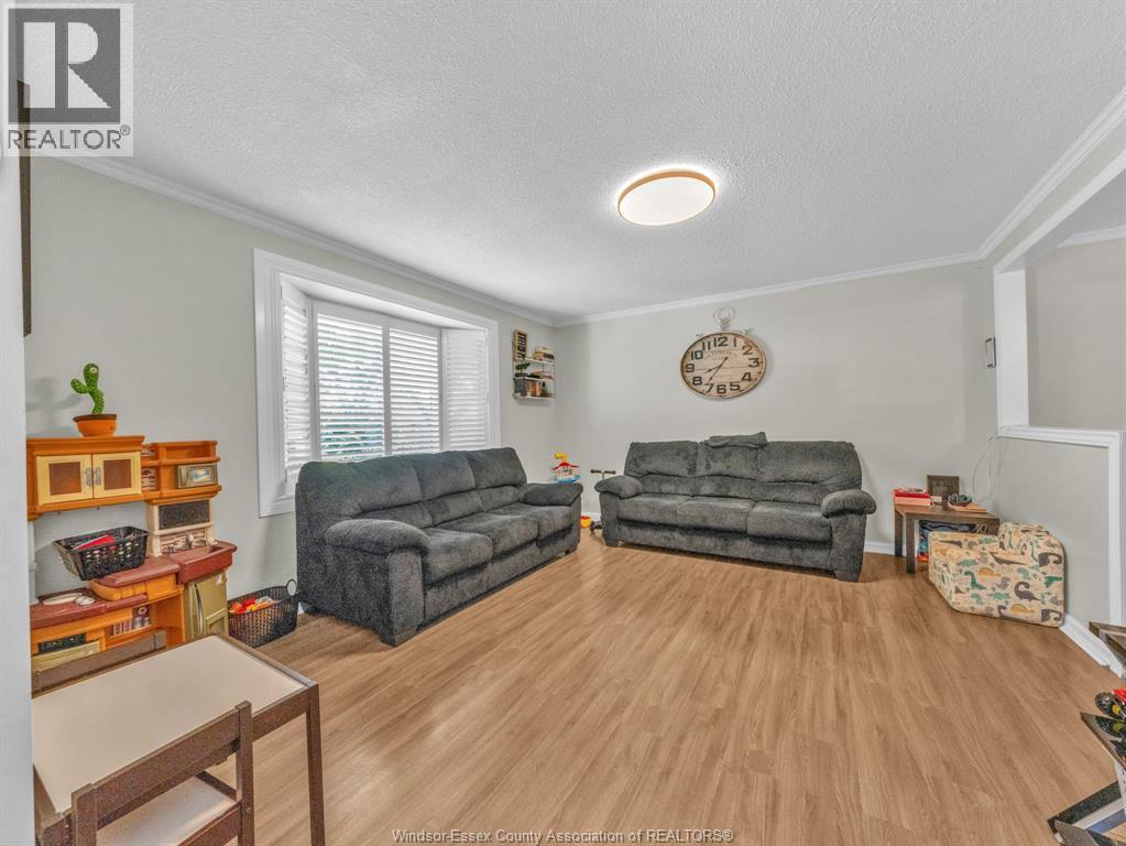 4-bedroom Single Family at 3149 Elmwood Crescent, Windsor — photograph 3