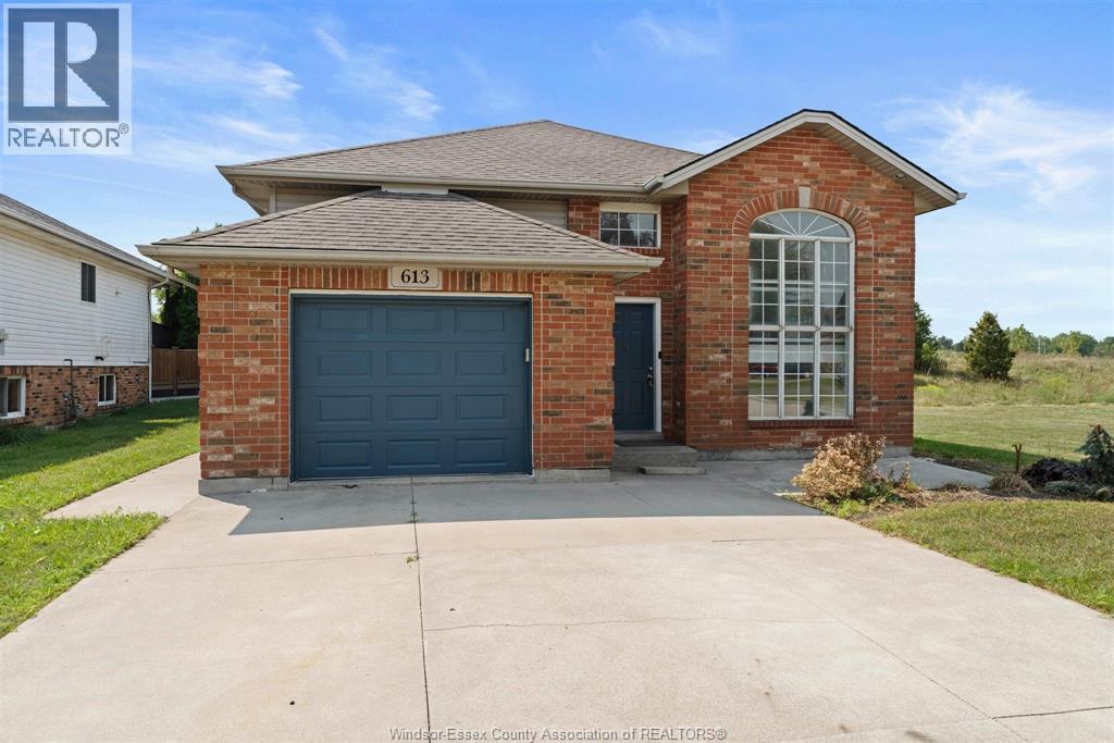 4-bedroom Single Family at 613 Havens Drive, Windsor — primary photograph