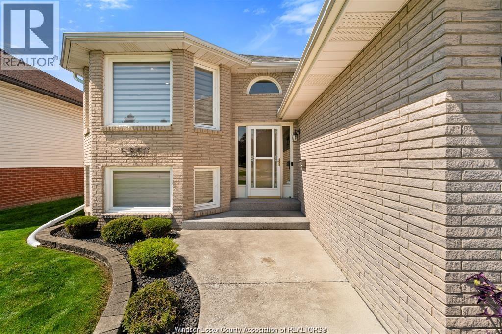 5-bedroom Single Family at 12465 Lanoue, Tecumseh — photograph 2