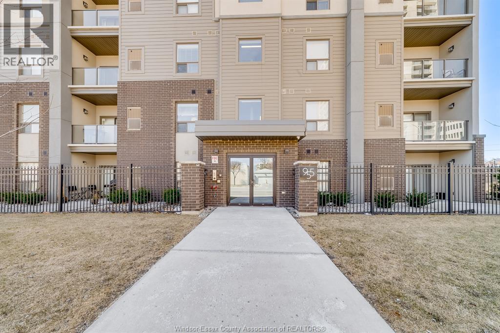 2-bedroom Single Family at 955 Ouellette Avenue #405, Windsor — photograph 2