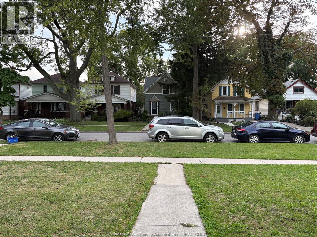 3-bedroom Single Family at 216 Cameron Avenue, Windsor — photograph 3