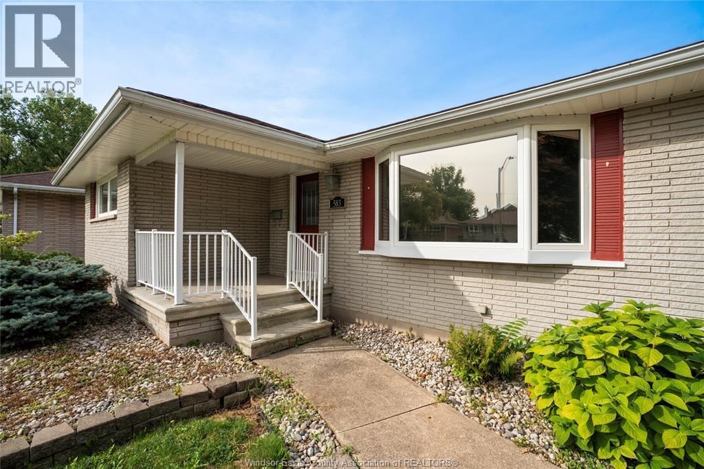 4-bedroom Single Family at 583 Bertha, Windsor — photograph 3