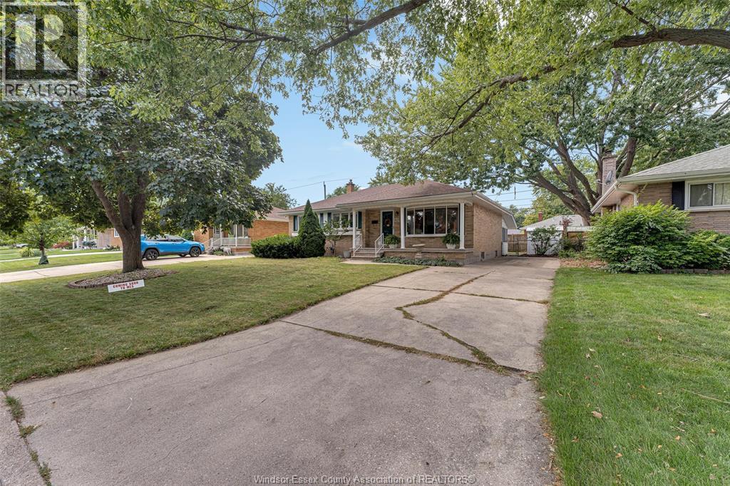 3-bedroom Single Family at 923 Greendale Drive, Windsor — photograph 2