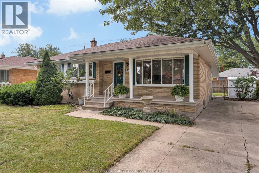 3-bedroom Single Family at 923 Greendale Drive, Windsor — photograph 3