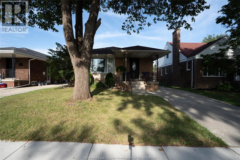 4-bedroom Single Family at 2250 Woodlawn Avenue, Windsor — primary photograph