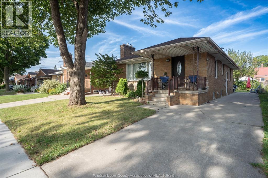 4-bedroom Single Family at 2250 Woodlawn Avenue, Windsor — photograph 2