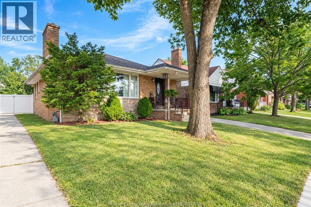 4-bedroom Single Family at 2250 Woodlawn Avenue, Windsor — photograph 3