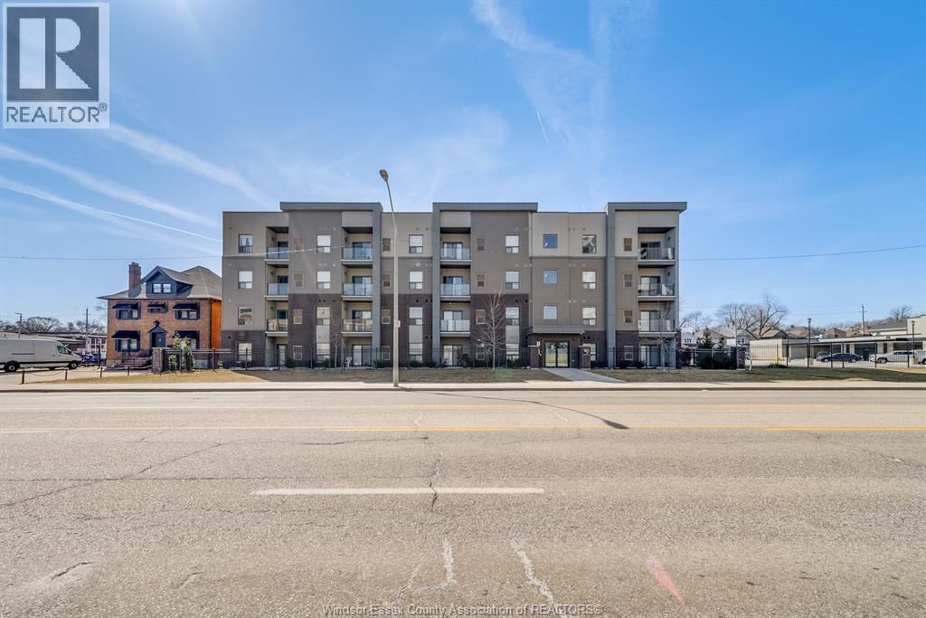 2-bedroom Single Family at 955 Ouellette Avenue #405, Windsor — photograph 3
