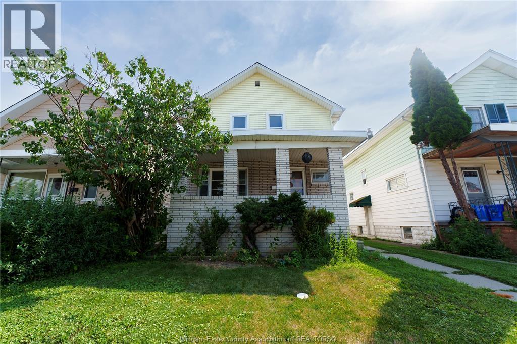 5-bedroom Single Family at 950 Elsmere, Windsor — primary photograph