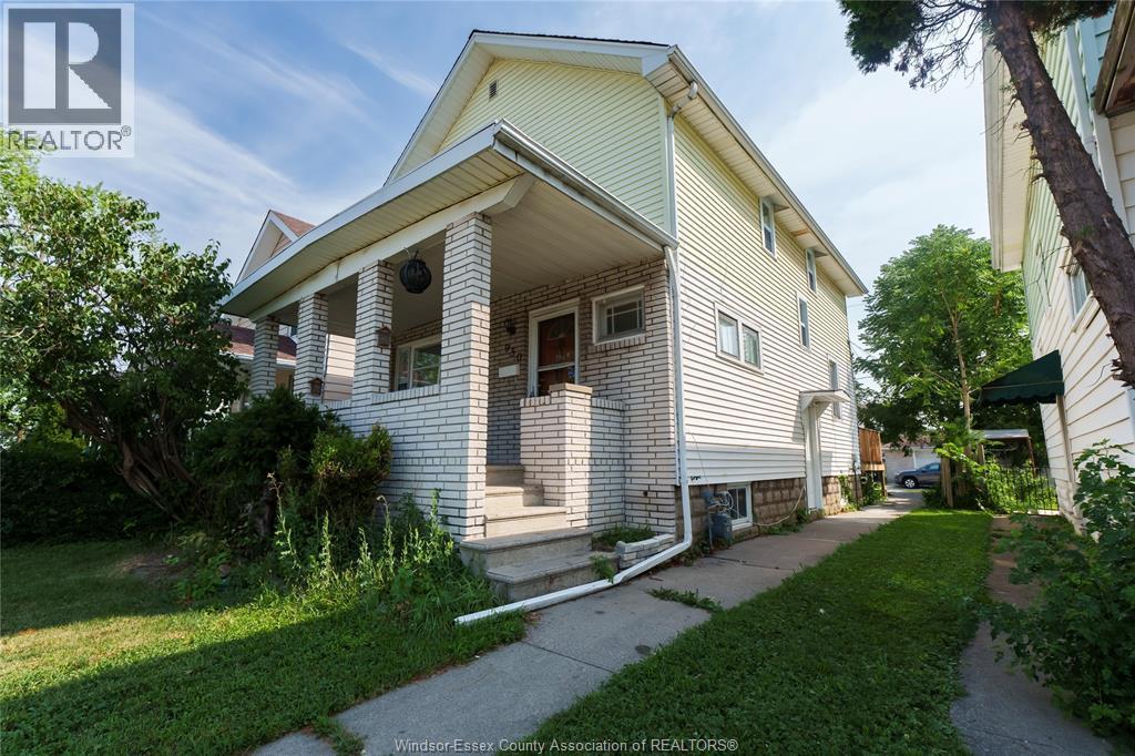 5-bedroom Single Family at 950 Elsmere, Windsor — photograph 2