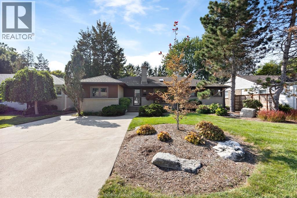 3-bedroom Single Family at 345 Grace Road, Tecumseh — primary photograph