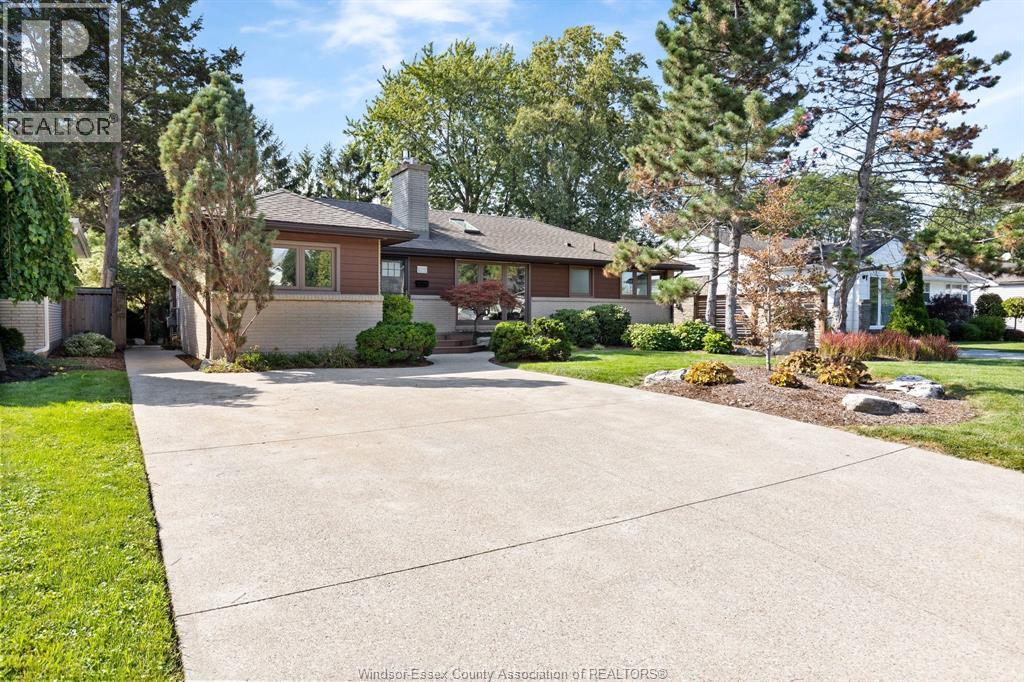 3-bedroom Single Family at 345 Grace Road, Tecumseh — photograph 2