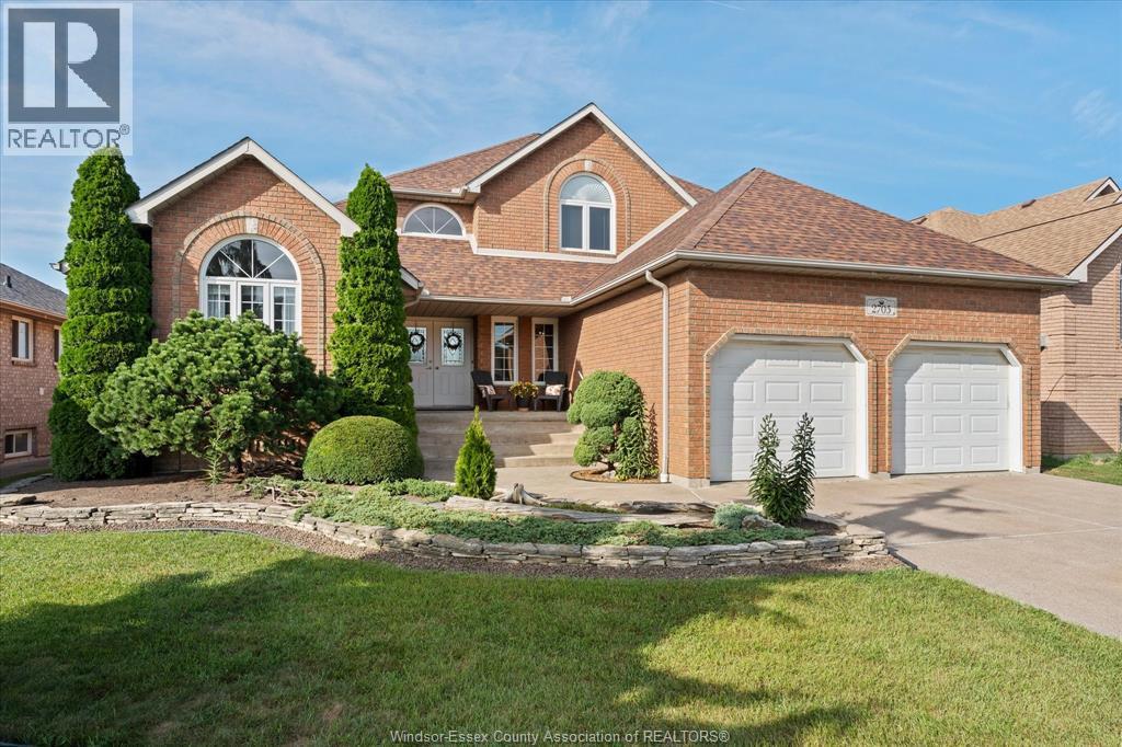 4-bedroom Single Family at 2705 Lombardy Crescent, LaSalle — photograph 2