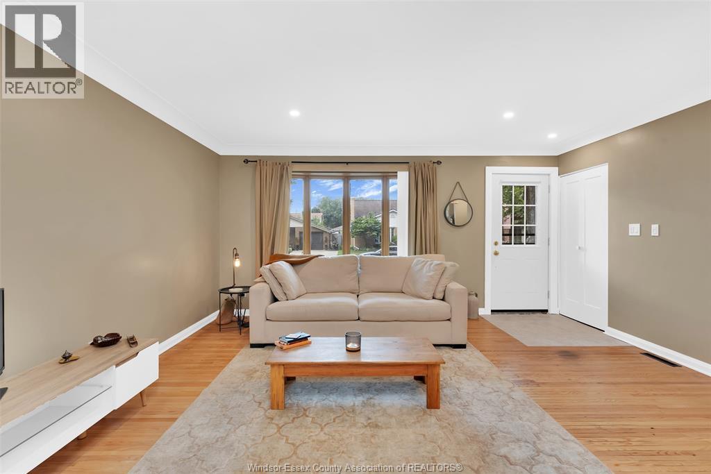 3-bedroom Single Family at 1082 Coventry #MAIN FLOOR, Windsor — photograph 3