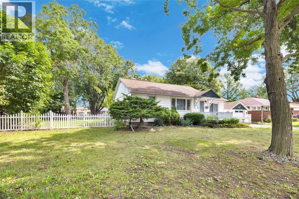 4-bedroom Single Family at 2778 Princess, Windsor — photograph 3