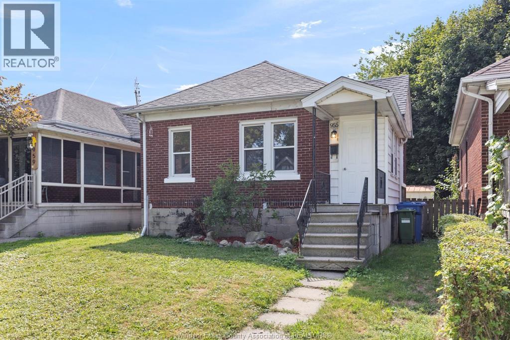 2-bedroom Single Family at 955 McEwan, Windsor — photograph 2