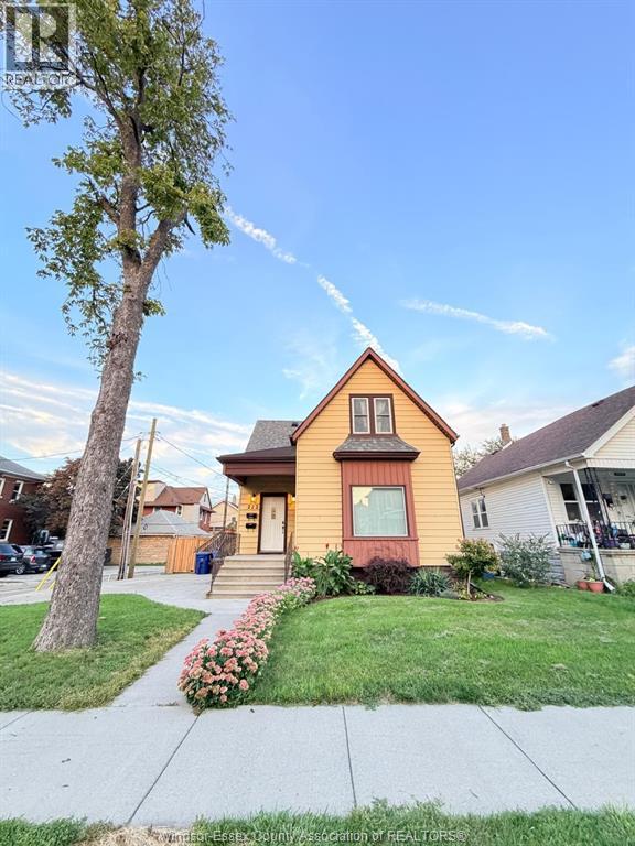 3-bedroom Single Family at 222 Gladstone Avenue #MAIN, Windsor — primary photograph