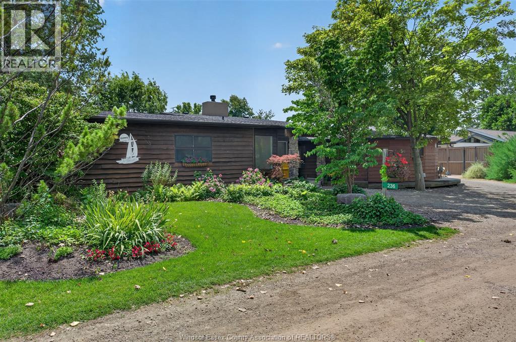 3-bedroom Single Family at 236 Deerbrook Drive, Lakeshore — photograph 2