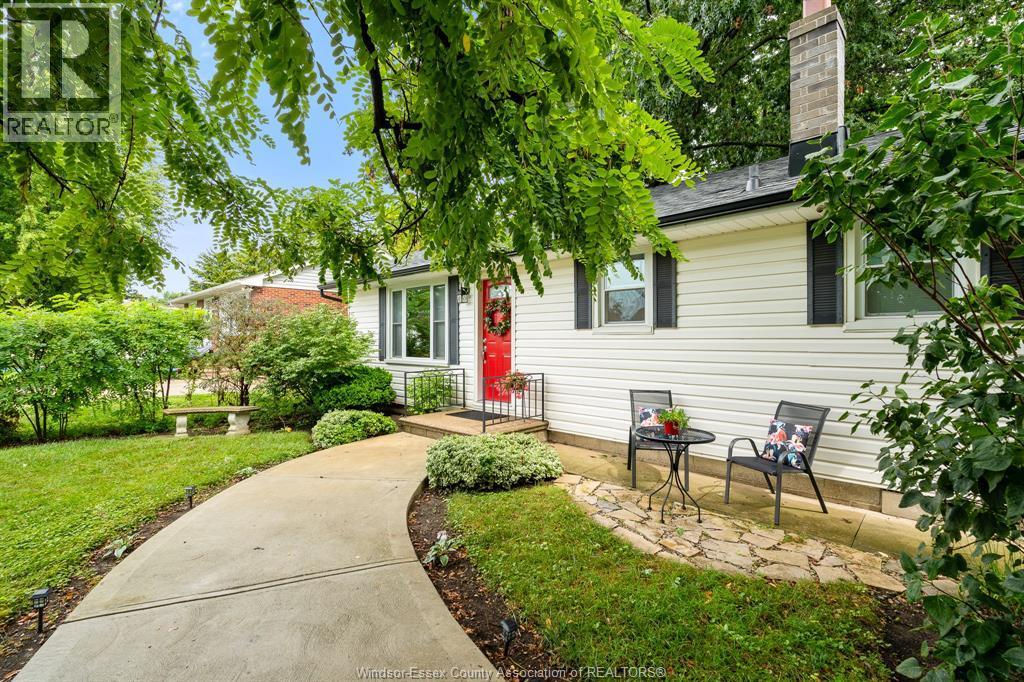 3-bedroom Single Family at 3274 Parkwood Avenue, Windsor — photograph 2