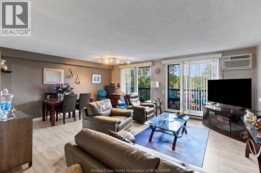 1-bedroom Single Family at 3936 Wyandotte Street #407, Windsor — photograph 3