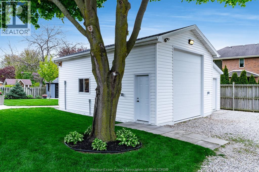3-bedroom Single Family at 66 Shawnee Court, Leamington — photograph 3