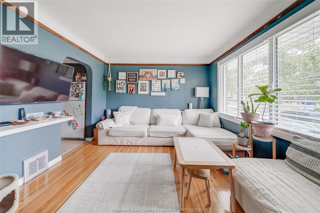 3-bedroom Single Family at 1215 Chappell #UPPER, Windsor — photograph 3