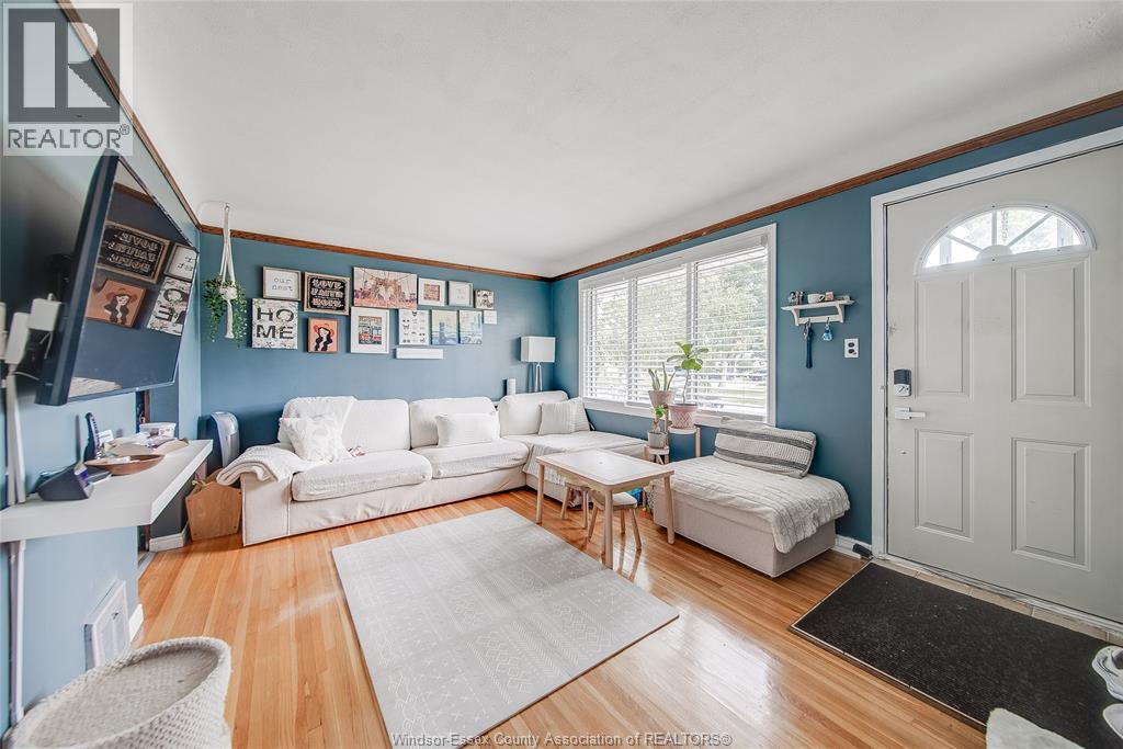 3-bedroom Single Family at 1215 Chappell #UPPER, Windsor — photograph 2