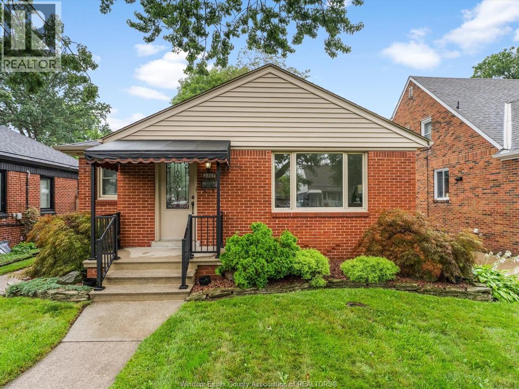 3-bedroom Single Family at 2567 Windermere, Windsor — primary photograph